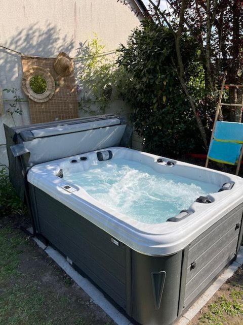 Logis Du Lievre D'Or Bed & Breakfast Montbazon Bagian luar foto